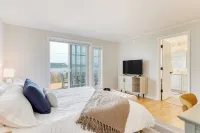 Colonial Bluff House Above the Sea by Avantstay Hotels in Langley