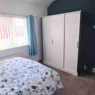 Spacious 3 Bed 2 Baths Free WiFi Central Location Rooms