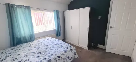 Spacious 3 Bed 2 Baths Free WiFi Central Location