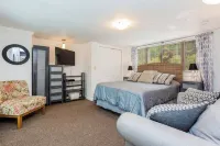 Quaint lakefront; firepit, boat, kayaks, paddleboard, grill, laundry, hammock Các khách sạn ở Springfield