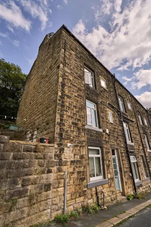 Traditional 3BR Home, 5-Min Walk to Hebden Centre Отели рядом с достопримечательностью «Hebden Bridge Camping Site»
