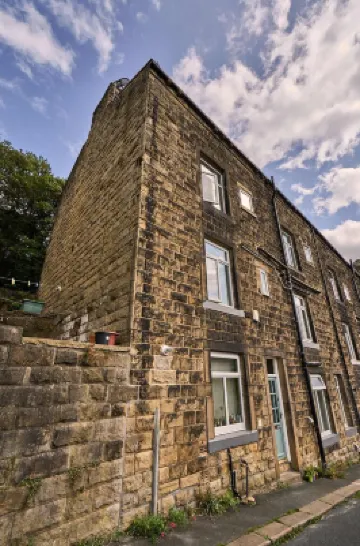 Traditional 3BR Home, 5-Min Walk to Hebden Centre 赫布登布里奇酒店