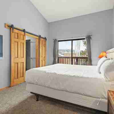 2BD+loft Ski-in Breck Condo Rooms
