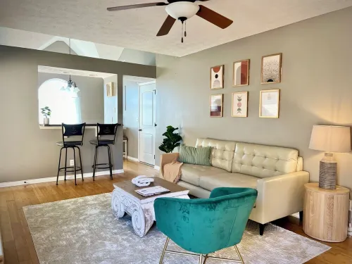 Charming 3-bedroom house with king bed  , pet friendly