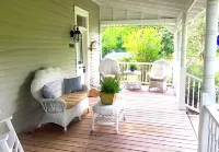 The Most 5 Star Reviews in Town ~ Circa 1900 ~ Private ~ Romantic ~ Pond ~ Fence
