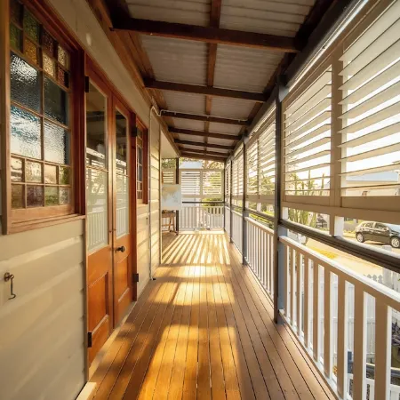 House of Fairy Wren - Fully renovated charming Queenslander! 10 Mins to BNE CBD! Отели в г. Аннерли