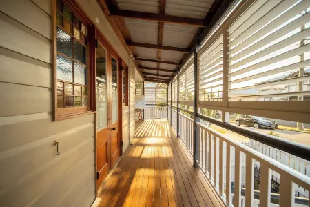 House of Fairy Wren - Fully renovated charming Queenslander! 10 Mins to BNE CBD!