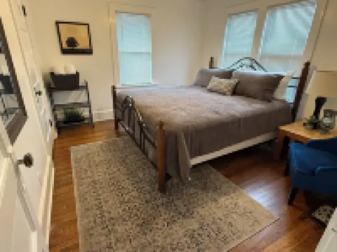 Spacious 4-bedroom house central to Des Moines near Drake Univ. Fenced yard