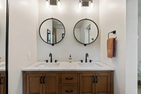 Peaceful cottage retreat near Saratoga Springs, Adirondacks & local lakes