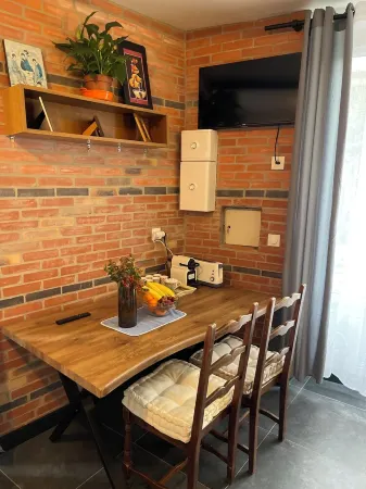 Apparently 5' from Rambouillet Park, 45' from Montparnasse Ideal for teleworking