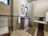 Enchanting apartment with WiFi in vibrant Dainfern, Sandton Hotels in Fourways