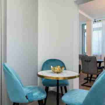 Newly Built 4BR Apartment with City Views in Berlin’s Top Shopping District Dining/Meeting Rooms