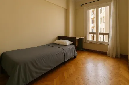 Downtown 2BR- Smart TV, Wi-Fi,Work Desks & Balcony Отели рядом с достопримечательностью «Катакомбы Ком-эш-Шукафа»