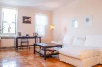 Charming Quiet Sunny 1br Ditmas Park Close to Train Hotels in Flatbush