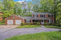 Spacious Buckhead Family Escape + Big Backyard