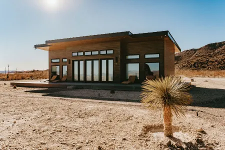Stardust Big Bend Container Home Отели в г. Студи Бьютт-Терлингуа