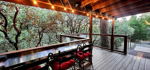 The Fox Den~cabin near Bass Lake w/ a spa, fire pit, king bed & forest access