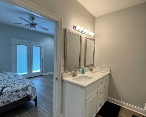 2027- 3-bedroom condo with comfort & amenities near Resturant’s & shopping. Hotels in DeRidder