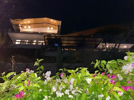 Marvelous brand new, lakefront 2-bedroom house with WiFi in Santa Cruz la Laguna