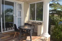 Cozy one bedroom suite, with a balcony, overlooking the pool and braai area. Hotels in Kingsburgh