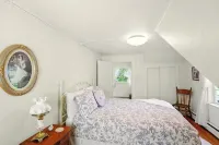 Coastal Cabin - Downtown Historical Log Home