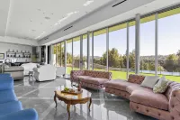 럭셔리 LA 겟어웨이, 수영장, 전망 및 게임룸 있음, 알타 비스타 에스테이트 바이 아반트스테이