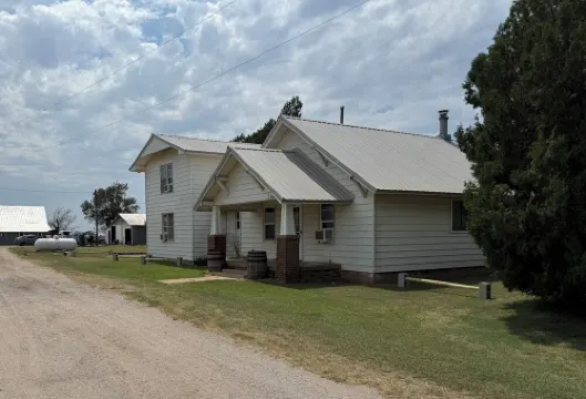 Charming 4-bedroom farmhouse built in 1936. Has WiFi and AC in Enid!