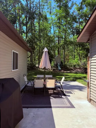 Charming 3-bedroom house with WiFi and AC in gorgeous Gaylord.