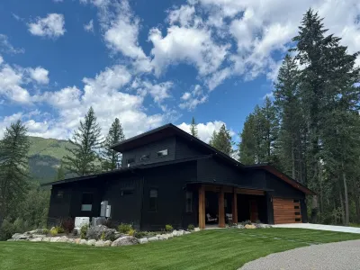 Mountain Modern River Retreat one mile from Glacier Park & 30 mi from Whitefish! Hotels near Siyeh Pass