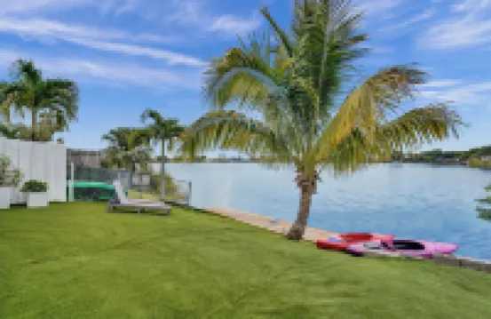 Charming lake view 3-bedroom in pleasant Fort Lauderdale