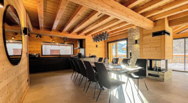 CHALET LOUNE sleeps 14 with jacuzzi and sauna