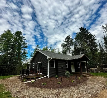2 Bed, 1 Bath with Fireplace near snowmobile trails on WI River Отели в г. Кловерленд