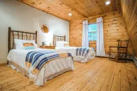 Log Cabin+ 5 Min to Ski Okemo! + Hot Tub!