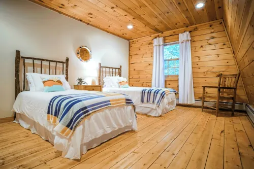 Log Cabin+ 5 Min to Ski Okemo! + Hot Tub!