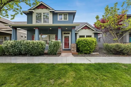 The Heart Of Downtown Eagle Idaho Отели рядом с достопримечательностью «Fusions Glass Studio»