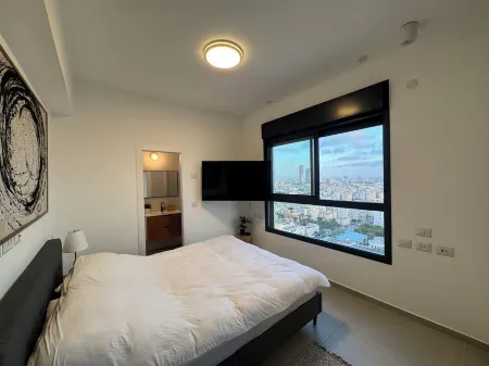 Bat Yam Beachfront Apartment – 10 Min from Tel Aviv - 3 bedroom Отели рядом с достопримечательностью «Defenders Square»