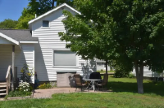 Quiet and cozy cottage, in town