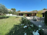 Maison Cosy Avec Piscine à Gordes Hotels near Lavende field