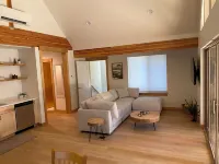 Cozy 2-bedroom cabin in charming Ronald with WiFi, AC