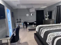 Lovely 4-bedroom, 3 Bath Oasis Near Grocery stores & Restaurants.