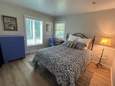 Peaceful Getaway in Lake Country Hotels near St. John's Northwestern Academies