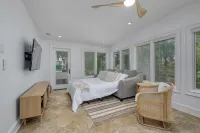 Trendy Lakeside Retreat-Screened Bar, Large Dock, Kayaks