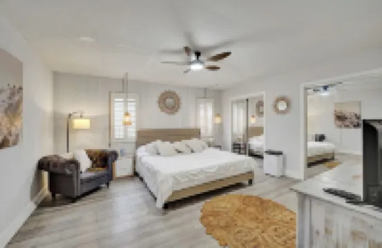 Charming 3-bedroom lake house with hot tub and kayaks located near Dania Beach