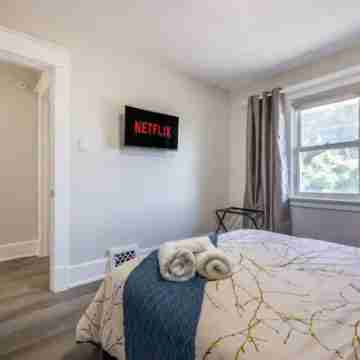 Safe Haven*Backyard*Sunroom*Free Parking* 5 minutes to Falls Rooms