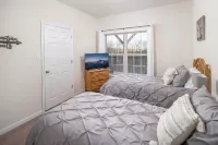 Location! Charming mountain retreat at 4000' elevation with stunning views.