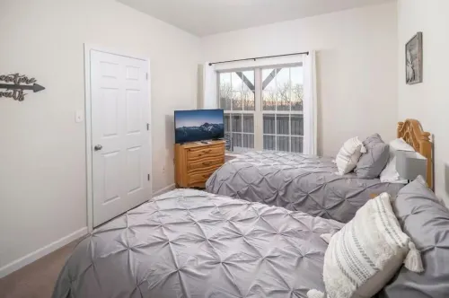 Location! Charming mountain retreat at 4000' elevation with stunning views.