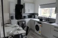 House - Sleeps 4 - Parking - Garden - City Centre