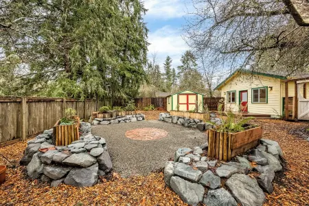 Cozy Cottage Retreat w/ Open Air Bath house, one minute walk to Squaxin Park