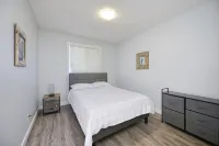 Modern and chic, fully equipped chef inspired kitchen! Hotels in Cochrane