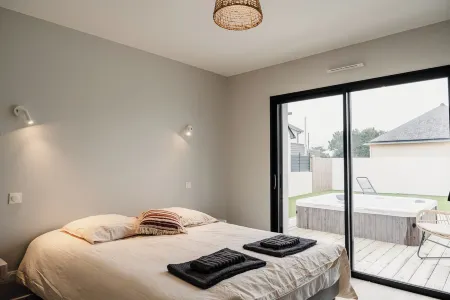 Modern villa with Spa 10 pers Отели в г. Сантек